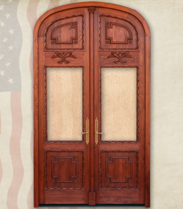 Pintu utama dengan ukiran detail